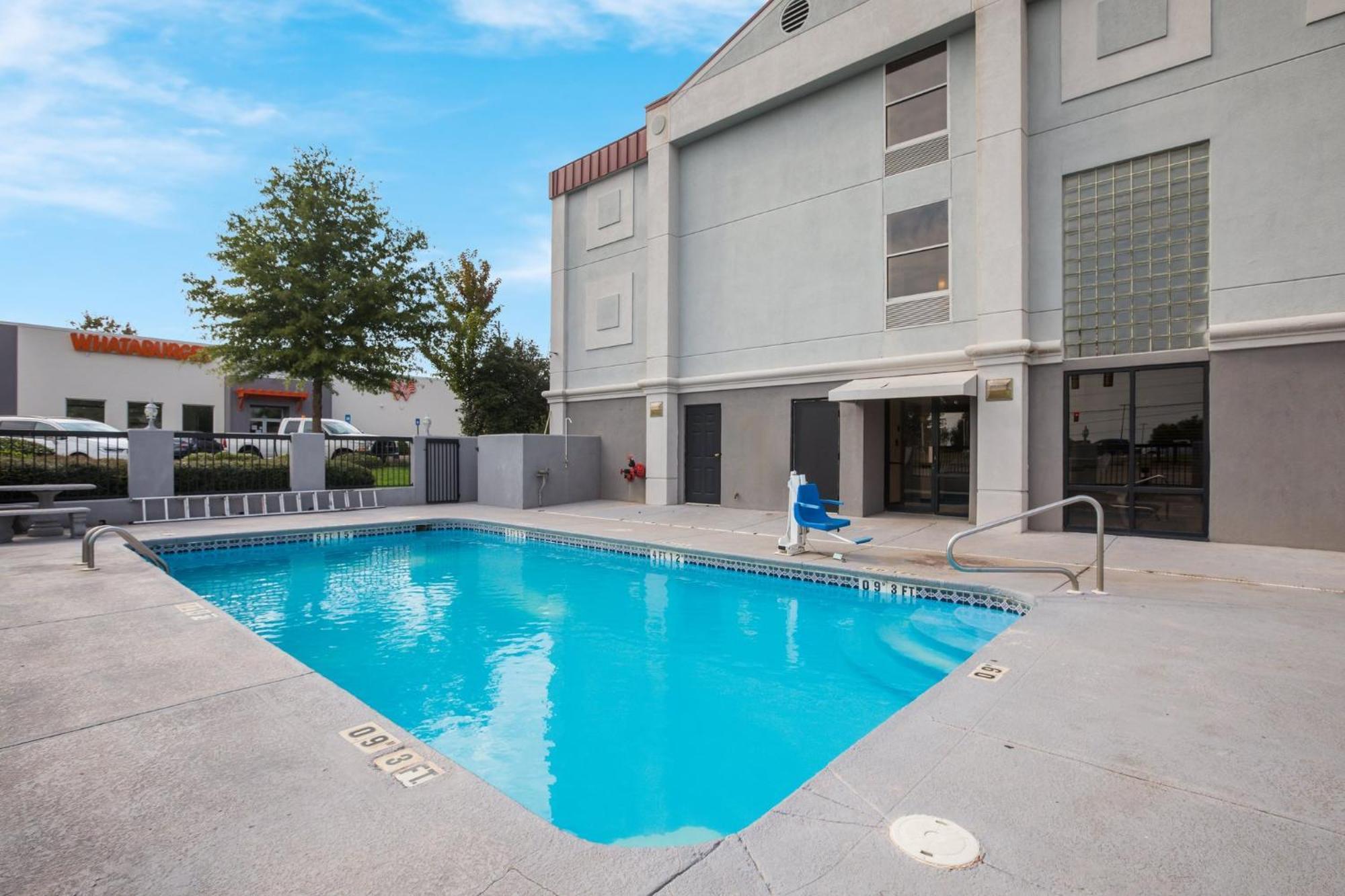 Red Roof Inn & Suites Newnan Luaran gambar